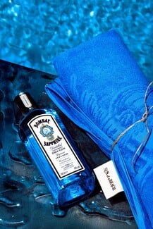 Step Into the Blue with Bombay Sapphire To Bombay Sapphire premium gin υποδέχεται ένα υπέροχο καλοκαίρι που θα κυριαρχήσει το μπλε