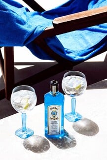 Step Into the Blue with Bombay Sapphire To Bombay Sapphire premium gin υποδέχεται ένα υπέροχο καλοκαίρι που θα κυριαρχήσει το μπλε