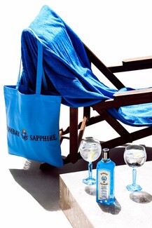 Step Into the Blue with Bombay Sapphire To Bombay Sapphire premium gin υποδέχεται ένα υπέροχο καλοκαίρι που θα κυριαρχήσει το μπλε