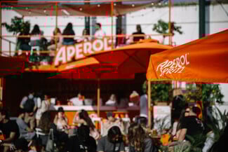 To Aperol πρωταγωνιστεί στα μεγαλύτερα φεστιβάλ του καλοκαιριού