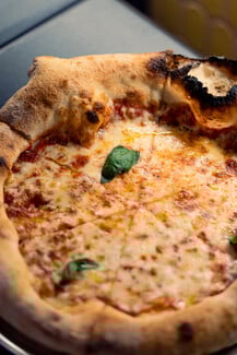 Πινακωτών 59: Το νέο bar & dough στέκι των Εξαρχείων που ζυμώνει την παράδοση με φαντασία 