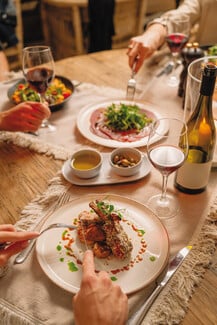 Island Club & Restaurant: Μια μέρα στο πιο iconic σημείο της αθηναϊκής ριβιέρας