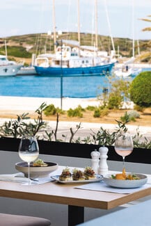 Καλέω Greek Gastronomy: Η ελληνική κουζίνα σε μια μοντέρνα εκδοχή με θέα τη μαρίνα Λαυρίου
