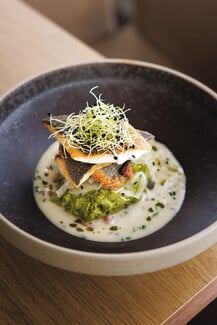 Καλέω Greek Gastronomy: Η ελληνική κουζίνα σε μια μοντέρνα εκδοχή με θέα τη μαρίνα Λαυρίου