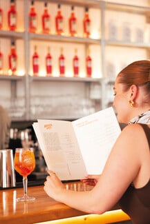Krokosis: Spritz, Brunch και πολιτισμός στην πιο αυθεντική αυλή της Ελευσίνας