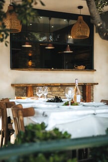 Vallis Restaurant Syrtaki: Μια ιστορία με θέα το Σούνιο και γεύσεις που μιλούν κατευθείαν στην ψυχή