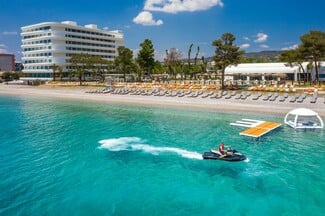 Summer nights, beach vibes & DJ sets: όλα οδηγούν στο Isla Brown Corinthia, Curio Collection by Hilton
