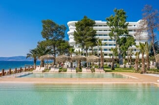 Summer nights, beach vibes & DJ sets: όλα οδηγούν στο Isla Brown Corinthia, Curio Collection by Hilton
