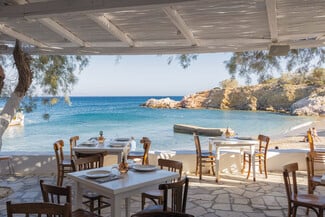 Η Cookoovaya φωλιάζει στην Αντίπαρο 