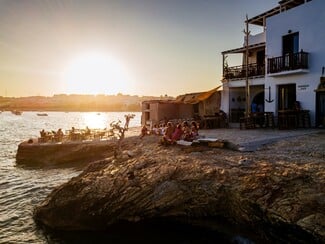 This is living: Η Corona κλείνει τα 100 και γιορτάζει με έναν μεγάλο διαγωνισμό 