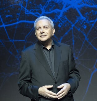 «Όμορφη Πόλη – 100 χρόνια Μίκης Θεοδωράκης»: Η συγκλονιστική μουσικοθεατρική παράσταση επιστρέφει για μία βραδιά