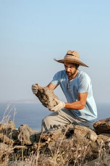 «Άνθρωπων Έργα»: Η έκθεση φωτογραφίας της Έβελυν Φωσκόλου στην Τήνο 