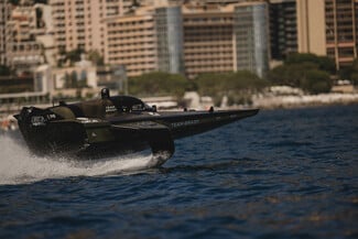 Με τo ΒOMBAY SAPPHIRE στους «ηλεκτρισμένους» αγώνες ταχύτητας σκαφών Ε1 στο Μονακό και καλεσμένη τη Βάσια Κωσταρά.