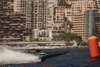 Με τo ΒOMBAY SAPPHIRE στους «ηλεκτρισμένους» αγώνες ταχύτητας σκαφών Ε1 στο Μονακό και καλεσμένη τη Βάσια Κωσταρά.