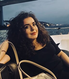 «Εστί Ηδονή»: Η συλλογή ποιημάτων από την Άννα Εμμανουήλ