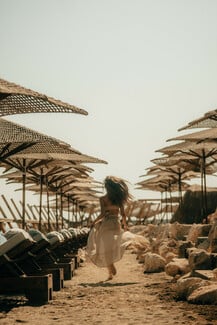 Onar Seaside Lounge: Όταν η θαλασσινή αύρα αγκαλιάζει την τέχνη της γαστρονομίας