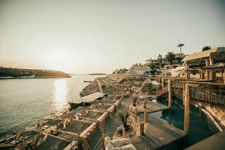 Onar Seaside Lounge: Όταν η θαλασσινή αύρα αγκαλιάζει την τέχνη της γαστρονομίας