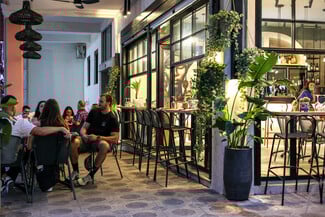 Το ζιράφ wine bar μόλις άνοιξε στα Εξάρχεια με εκλεπτυσμένο μενού και afro αισθητική