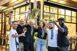 Το ζιράφ wine bar μόλις άνοιξε στα Εξάρχεια με εκλεπτυσμένο μενού και afro αισθητική