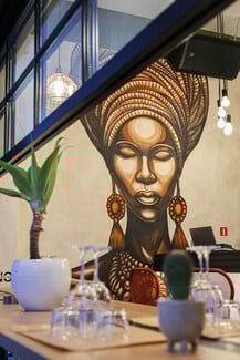 Το ζιράφ wine bar μόλις άνοιξε στα Εξάρχεια με εκλεπτυσμένο μενού και afro αισθητική