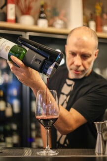 Το ζιράφ wine bar μόλις άνοιξε στα Εξάρχεια με εκλεπτυσμένο μενού και afro αισθητική