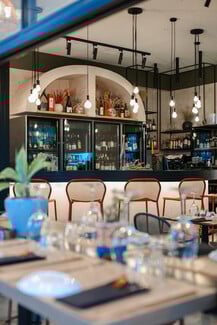 Το ζιράφ wine bar μόλις άνοιξε στα Εξάρχεια με εκλεπτυσμένο μενού και afro αισθητική