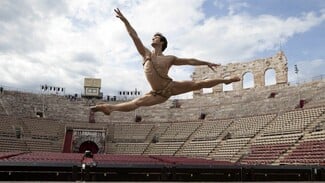 «Ο χορός του γαλαξία»: Η φαντασμαγορική παραγωγή του οίκου Pierre Cardin για μια βραδιά στην Αθήνα 