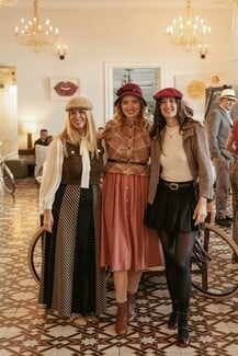 Weekend in Tweed: Ο αγαπημένος θεσμός επιστρέφει στις Σπέτσες στις 10-12 Οκτωβρίου με συλλεκτικά ποδήλατα και vintage κομψότητα