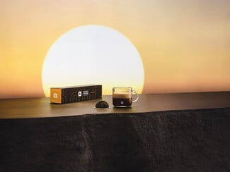 H νέα συνεργασία της Nespresso με τον The Weeknd είναι μια επιστροφή στις ρίζες της γεύσης και της δημιουργίας