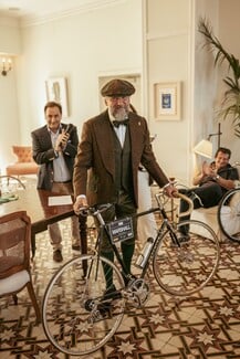 Weekend in Tweed: Ο αγαπημένος θεσμός επιστρέφει στις Σπέτσες στις 10-12 Οκτωβρίου με συλλεκτικά ποδήλατα και vintage κομψότητα