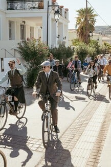 Weekend in Tweed: Ο αγαπημένος θεσμός επιστρέφει στις Σπέτσες στις 10-12 Οκτωβρίου με συλλεκτικά ποδήλατα και vintage κομψότητα