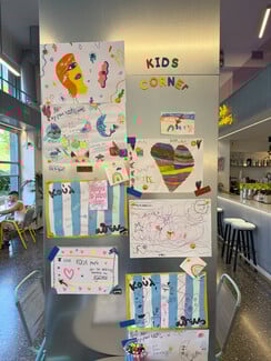 Κούλ Άθενς: Πίνουμε καφέ σε έναν νέο χώρο με ποπ άποψη χρωματιστή ατμόσφαιρα