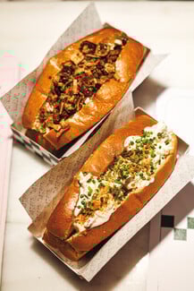 Nosh: Η Αθήνα καλωσορίζει τα rolls αστακού στη street food σκηνή της