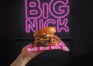 Big Nick: Δύο αδέλφια έφεραν στην Αθήνα το μπέργκερ που πάντα έψαχναν