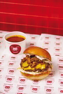 Pax Burgers: Το νέο concept Pax Mess σε προκαλεί να λερωθείς άφοβα