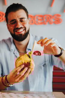 Pax Burgers: Το νέο concept Pax Mess σε προκαλεί να λερωθείς άφοβα