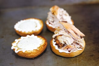 Σκλάβος: Street food σημαίνει κοτόπουλο στη σούβλα και πατάτα τηγανητή