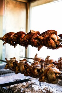 Σκλάβος: Street food σημαίνει κοτόπουλο στη σούβλα και πατάτα τηγανητή