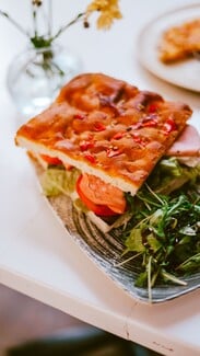 311 Downtown Dining Bliss: Ο χώρος όπου το gluten-free γίνεται επιλογή, όχι συμβιβασμός