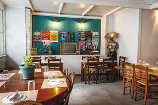 Ροζ Πάνθηρας: Το grill house που κάνει το Παγκράτι να μοσχομυρίζει φαγητό