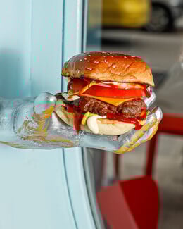 Sam Burgers: Το retro burger house της Αθήνας που σε ταξιδεύει στα diners των ‘50s