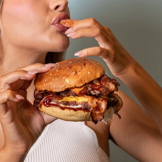 Sam Burgers: Το retro burger house της Αθήνας που σε ταξιδεύει στα diners των ‘50s