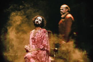 Το Θέατρο του Νέου Κόσμου υποδέχεται τη νέα σεζόν με σύγχρονα έργα, δυνατές ερμηνείες και σκηνοθετικές υπογραφές που συστήνουν ένα πολυφωνικό ρεπερτόριο