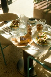 Bottomless Brunch + Βeats: Το νέο στέκι του Σαββατοκύριακου στη Γλυφάδα