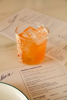 Bottomless Brunch + Βeats: Το νέο στέκι του Σαββατοκύριακου στη Γλυφάδα