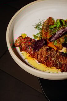 Rawbata: Από το nigiri με wasabi ως τα μπιφτεκάκια προβατίνας — κάθε πιάτο μια ιστορία