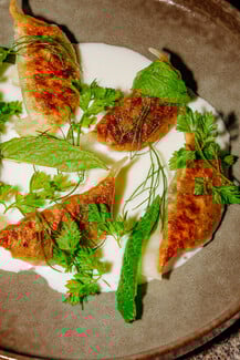 Rawbata: Από το nigiri με wasabi ως τα μπιφτεκάκια προβατίνας — κάθε πιάτο μια ιστορία