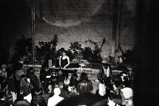 Cosmic Theatre: Το βλέμμα στρέφεται στο διάστημα διασχίζοντας ένα ερείπιο