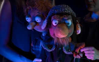 «Μ΄ένα κόκκινο σκουφί»: Το Θέατρο κούκλας Κοκού-Μουκλό και η Βάσω Γιαρένη ταξιδεύουν τα παιδιά