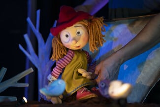 «Μ΄ένα κόκκινο σκουφί»: Το Θέατρο κούκλας Κοκού-Μουκλό και η Βάσω Γιαρένη ταξιδεύουν τα παιδιά